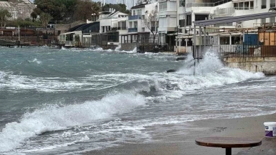 Bodrum&rsquo;da fırtına 80 kilometre hıza ulaştı
