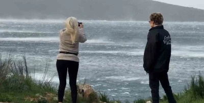 Bodrum&rsquo;da fırtınada deniz ortasındaki doğa olayı g&ouml;renleri şaşırttı
