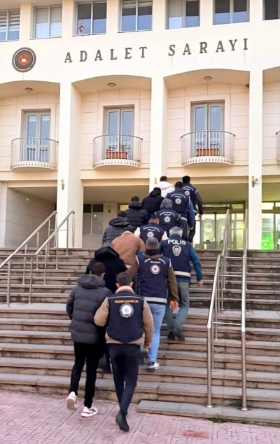 Bodrum&rsquo;da ka&ccedil;ak g&ouml;&ccedil;men &ccedil;etesi &ccedil;&ouml;kertildi: 3 tutuklama
