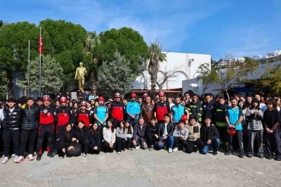 Bodrum&rsquo;da &ouml;ğrenciler deprem tatbikatında "&ccedil;&ouml;k-kapan-tutun" yaptı
