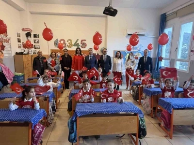 Bodrum&rsquo;da &ouml;ğrenciler kırmızı beyaz ay yıldızlı kıyafetlerle eğitime başladı
