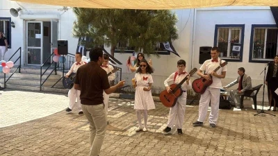 Bodrum&rsquo;da &ouml;zel &ouml;ğrencilerden alkışlanan performans: "Hem vals yaptılar hem at&ouml;lye a&ccedil;tılar"
