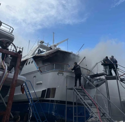 Bodrum&rsquo;da Sadri Şener&rsquo;in motoryatında yangın &ccedil;ıktı
