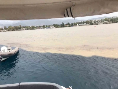 Bodrum’da sağanak sonrası deniz çamura döndü, ikiye ayrılan renk görenleri şaşırttı
