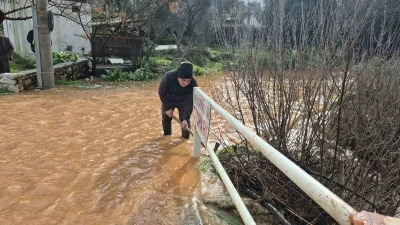 Bodrum&rsquo;da sağanak yağış etkili oldu, iş yerlerini su bastı
