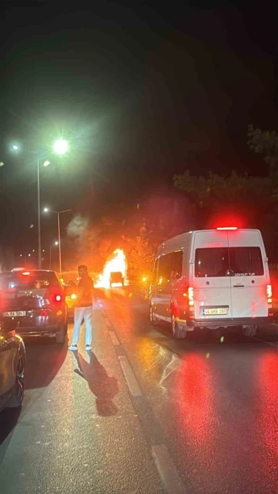 Bodrum’da seyir halindeki cip alev topuna döndü, sürücü son anda kurtuldu
