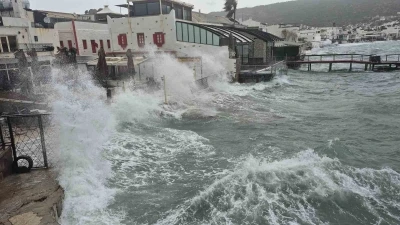 Bodrum&rsquo;da tekneler karaya vurdu, feribot seferleri yapılamadı
