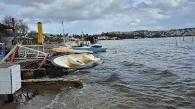 Bodrum&rsquo;da tekneler kıyıya s&uuml;r&uuml;klendi
