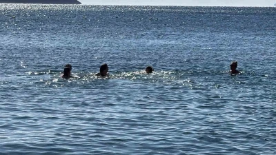 Bodrum&rsquo;da yeni yılın ilk g&uuml;n&uuml;nde denize girdiler
