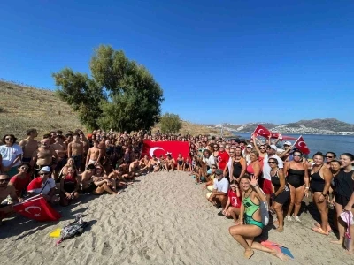 Bodrum’dan adaya yüzerek Zafer Bayramı’nı kutladılar
