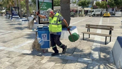 Bodrum sokaklarını m&uuml;zikle temizliyor
