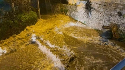 Bodrum&rsquo;u sağanak vurdu: Ara&ccedil; s&uuml;r&uuml;klendi, evleri su bastı
