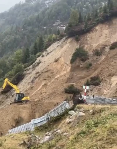 Boğaz Yaylası yolunda iş makineleri heyelanlarla mücadele ediyor
