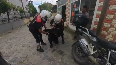 Boğazına şeker ka&ccedil;an motorcuyu, polis Heimlich manevrasıyla kurtardı
