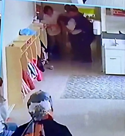 Boğazına yemek ka&ccedil;an &ouml;ğretmenin yardımına meslektaşı koştu
