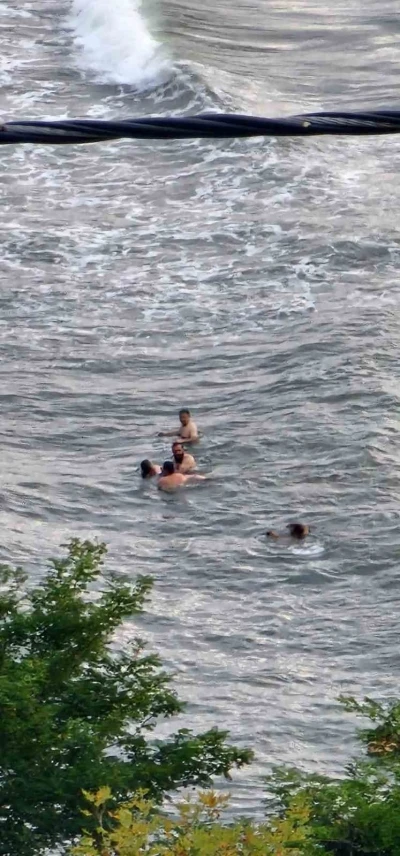 Boğulma tehlikesi geçiren 3 kadını vatandaşlar kurtardı
