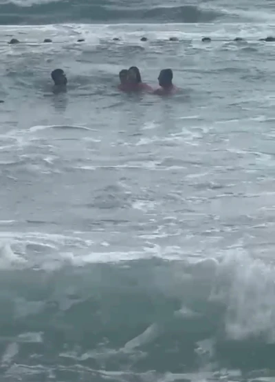 Boğulma tehlikesi yaşayan 2 kız çocuğunun kurtarılma anları kamerada
