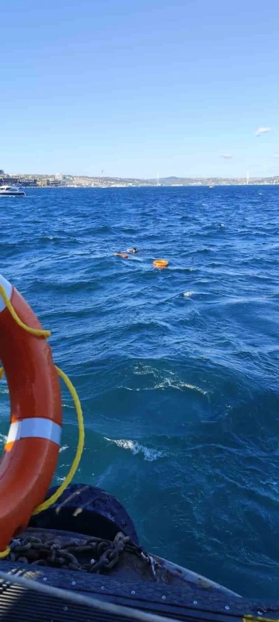 Boğulmak üzereyken vapurdaki yolcular fark etti, kurtarıldı
