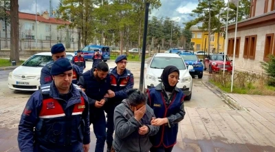 Boh&ccedil;acı kılığında geldikleri k&ouml;yde 880 bin TL&rsquo;lik soygun yaptılar
