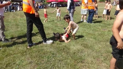 Bölgenin son Hacet Bayramı’nda miniklerin güreşleri eğlenceli anlara sahne oldu
