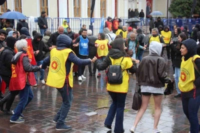 Bolu&rsquo;da 1 Mayıs yağmur altında halaylarla kutlandı
