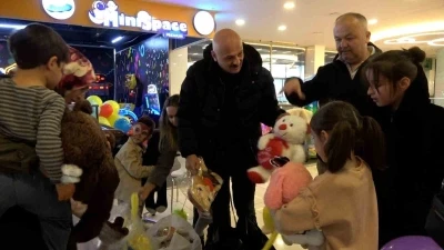 Bolu&rsquo;da 23 Nisan&rsquo;da &ccedil;ocukların oyuncak sevinci
