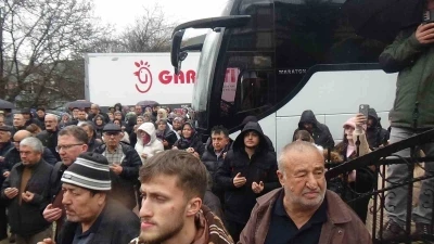 Bolu&rsquo;da 37 kişilik umre kafilesi dualarla uğurlandı
