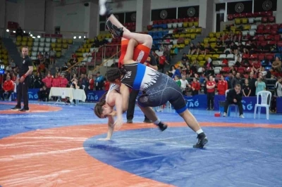 Bolu&rsquo;da 40 ilden 500 sporcunun katıldığı Okul Sporları Yıldızlar G&uuml;reş T&uuml;rkiye Şampiyonası başladı

