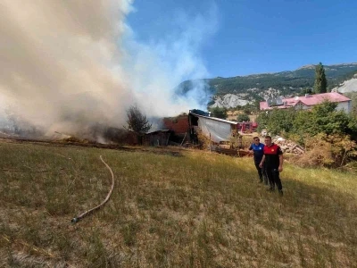 Bolu&rsquo;da ahır ve samanlık alev alev yandı: Ekipler ve k&ouml;yl&uuml;ler seferber oldu
