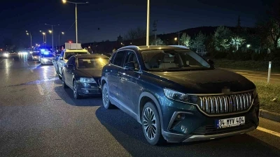 Bolu&rsquo;da ani fren yapıp ka&ccedil;an s&uuml;r&uuml;c&uuml;, zincirleme kazaya neden oldu: 3 yaralı
