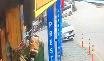 Bolu&rsquo;da aydınlatma direğine &ccedil;arpan otomobil kamerada
