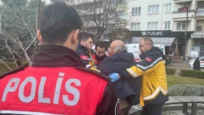 Bolu&rsquo;da bankta oturan erkeğe s&ouml;zl&uuml; tacizde bulunduğu iddia edilen yaşlı adam darp edildi
