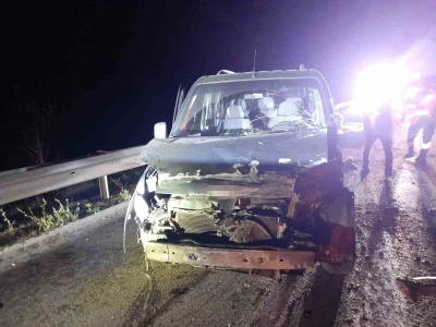 Bolu’da bariyerlere çarpan hafif ticari araç sürücüsü yaralandı
