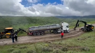 Bolu&rsquo;da bayram trafiğinden ka&ccedil;an tır ve kamyonlar k&ouml;y yolunda &ccedil;amura saplandı
