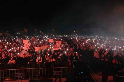 Bolu’da binlerce kişi, Manga konserinde Cumhuriyet coşkusunu yaşadı
