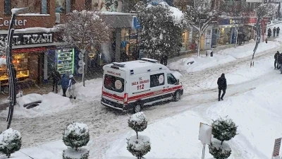 Bolu&rsquo;da bir ambulansın karla imtihanı kamerada

