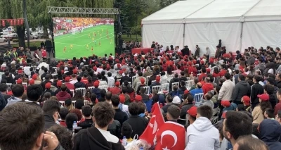 Bolu&rsquo;da &rsquo;D&uuml;nya Kupası&rsquo; coşkusu sokağa taştı: Anıtpark&rsquo;ta tarihi heyecan
