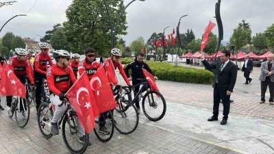 Bolu&rsquo;da ellerinde T&uuml;rk bayraklarıyla Gen&ccedil;lik Haftası&rsquo;nda pedal &ccedil;evirdiler

