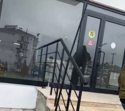 Bolu&rsquo;da emlak ofisine silahlı saldırı: L&uuml;ks cip ve iş yeri kurşunların hedefi oldu
