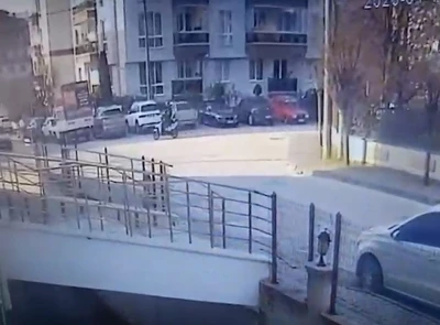 Bolu&rsquo;da hafif ticari ara&ccedil; ile motosikletin &ccedil;arpıştığı kaza kamerada
