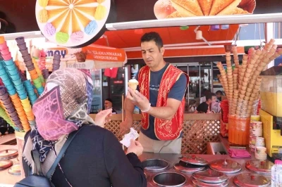 Bolu&rsquo;da hava sıcaklıklarının artmasıyla dondurma satışları arttı
