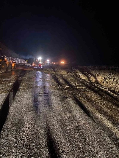 Bolu&rsquo;da heyelan nedeniyle kapanan yol tekrardan ulaşıma a&ccedil;ıldı
