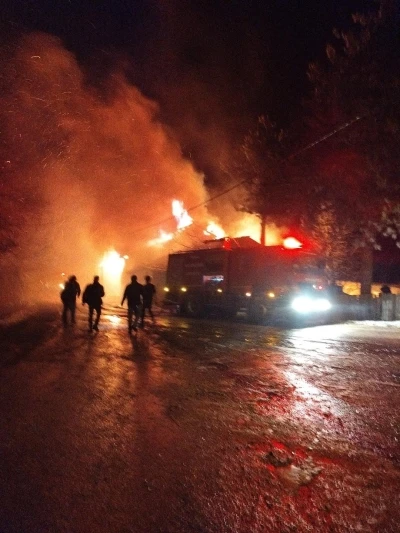 Bolu&rsquo;da iki katlı ev alevlere teslim oldu
