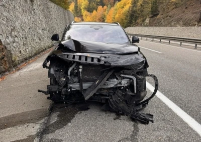 Bolu’da istinat duvarına çarpan araç, ağır hasar aldı
