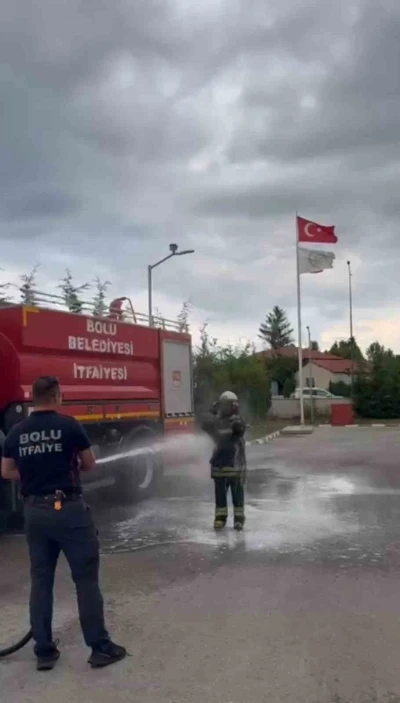Bolu&rsquo;da itfaiye stajının sonu sulu şakayla bitti
