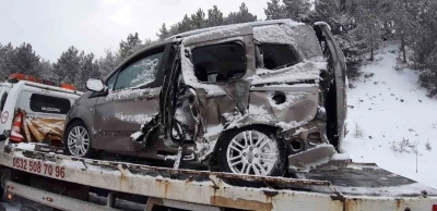 Bolu&rsquo;da kamyon ile hafif ticari ara&ccedil; &ccedil;arpıştı: 2 yaralı
