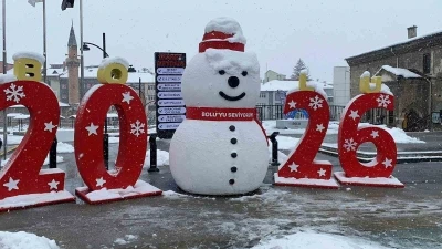 Bolu&rsquo;da kar fırtınası hayatı olumsuz etkiledi: Vatandaşlar şemsiyeyle dolaştı
