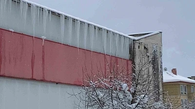 Bolu&rsquo;da kar ve buz k&uuml;tleleri tehlike sa&ccedil;ıyor
