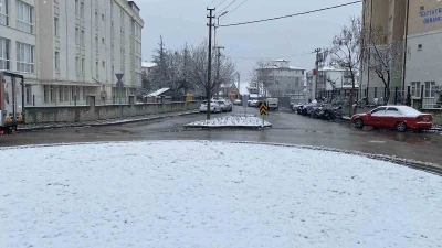 Bolu&rsquo;da kar yağışı etkisini s&uuml;rd&uuml;r&uuml;yor
