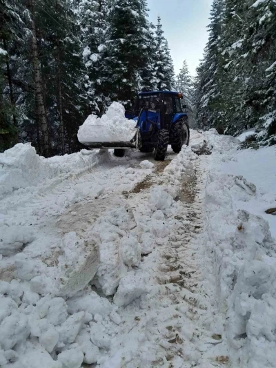 Bolu&rsquo;da karla kaplanan yayla yollarını k&ouml;yl&uuml;ler a&ccedil;tı

